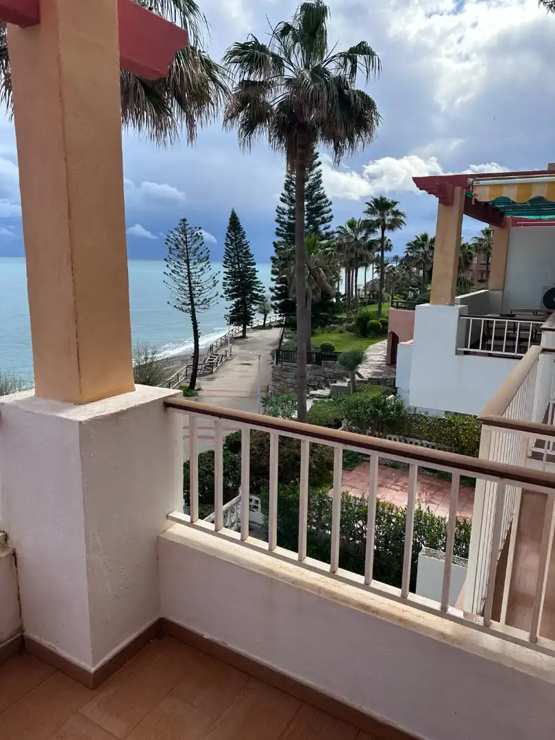 Vista exterior de Piso de alquiler en Estepona con Aire acondicionado, Terraza y Balcón