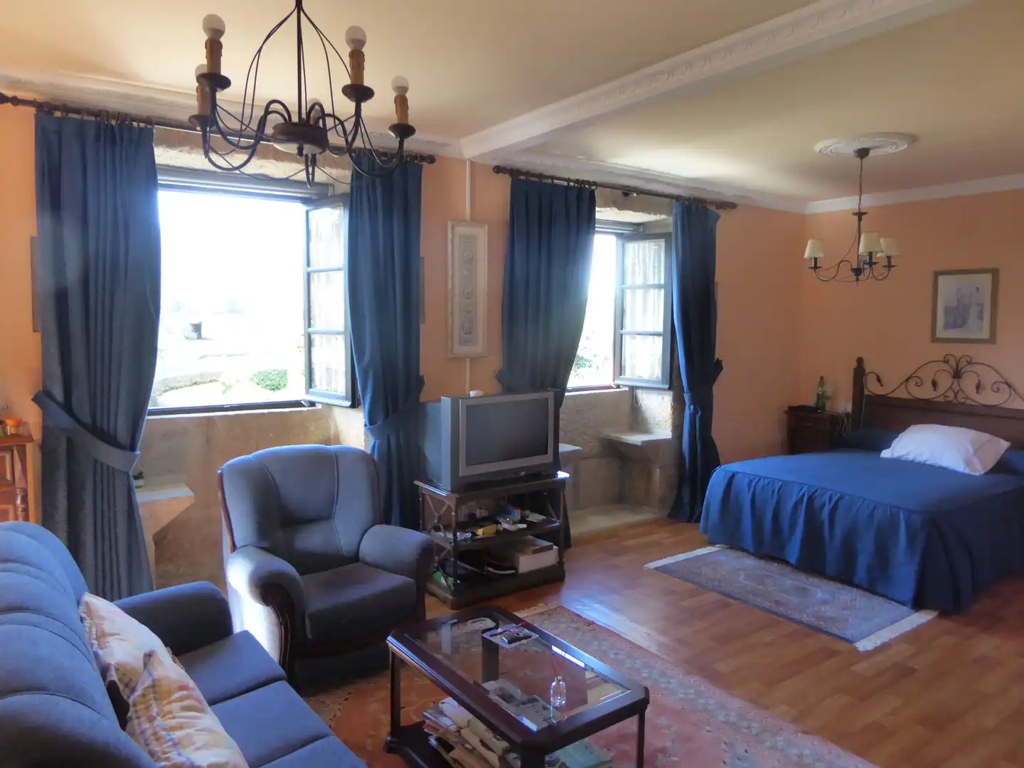 Schlafzimmer von Country house zum Verkauf in Tui mit Klimaanlage, Heizung und Privatgarten