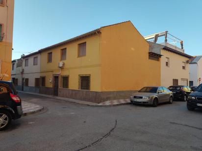 Vista exterior de Casa adosada en venda en Santa Fe amb Aire condicionat i Jardí privat