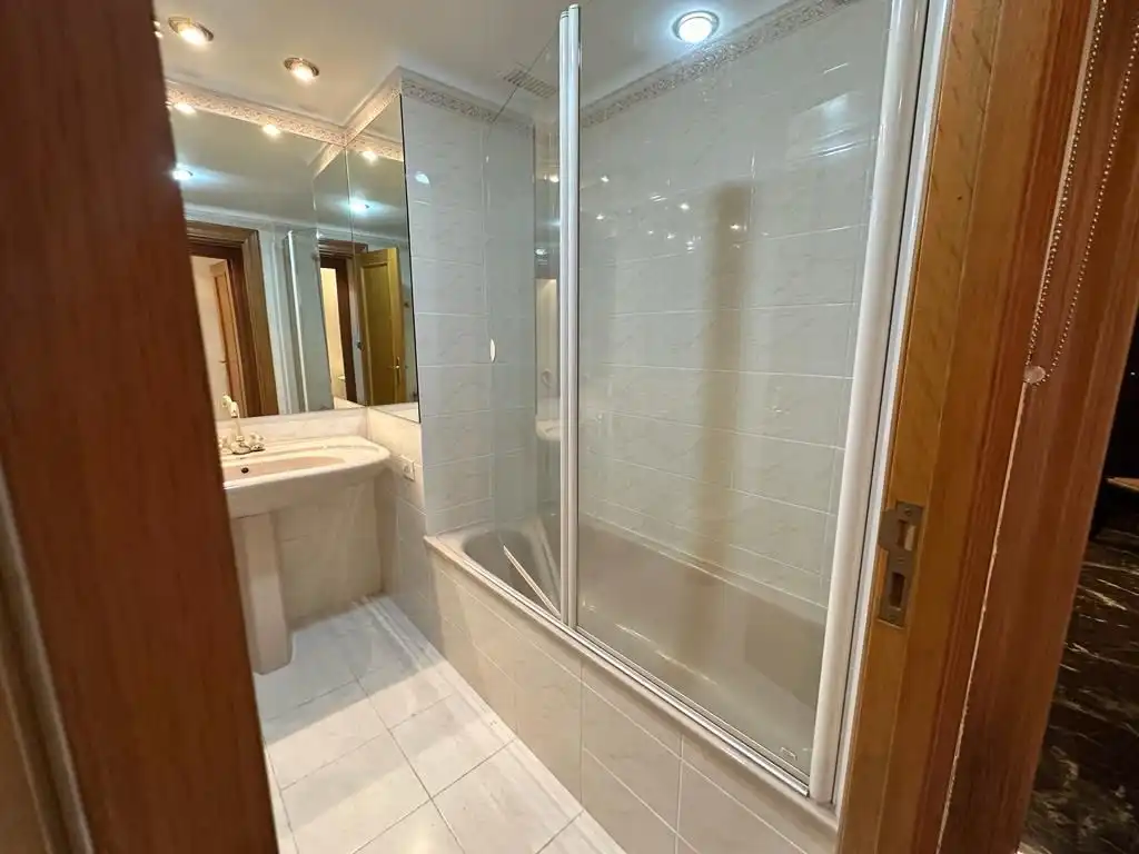 Baño de Dúplex en venta en Castellón de la Plana / Castelló de la Plana con Aire acondicionado, Calefacción y Trastero