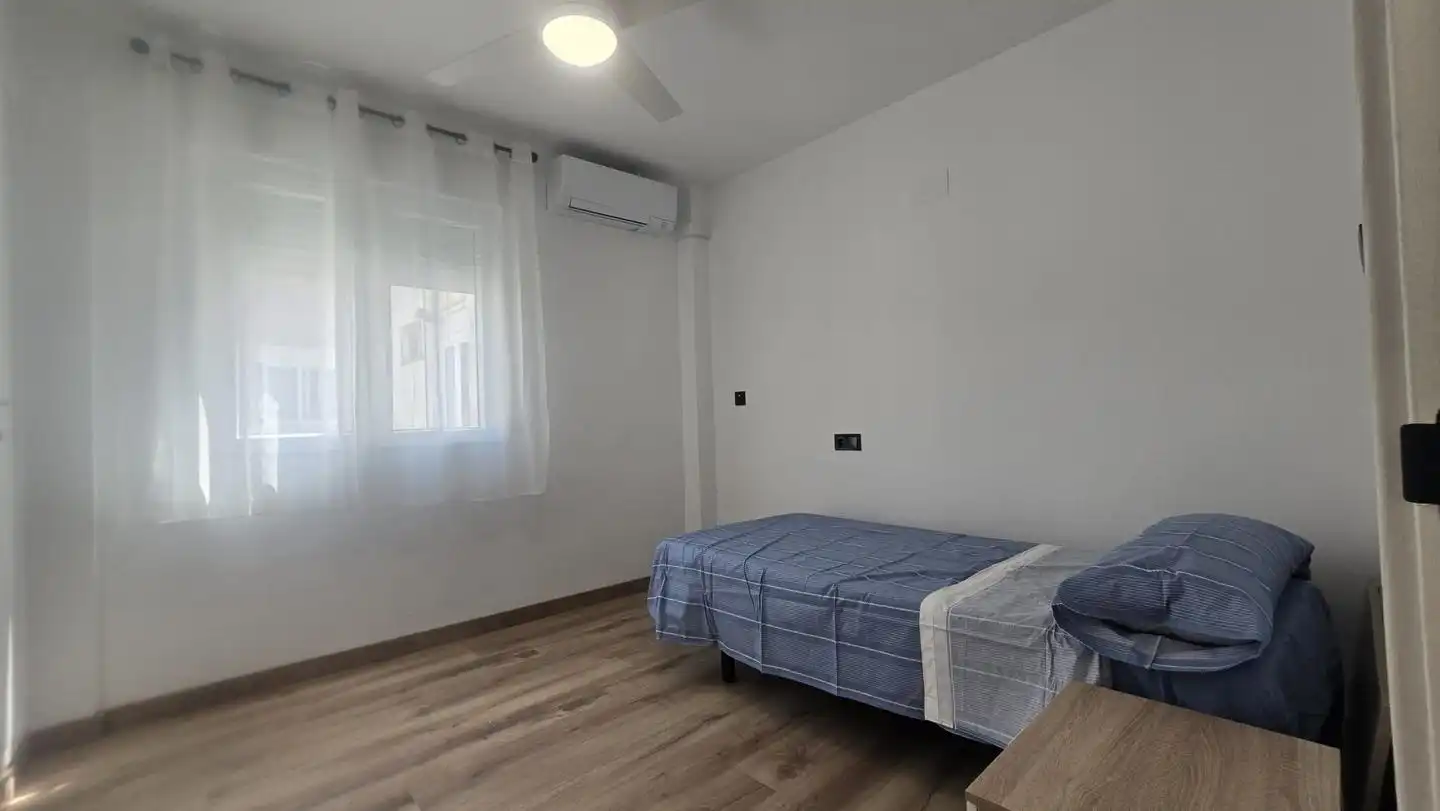 Schlafzimmer von Wohnung zur Miete in Gandia mit Klimaanlage, Terrasse und Möbliert