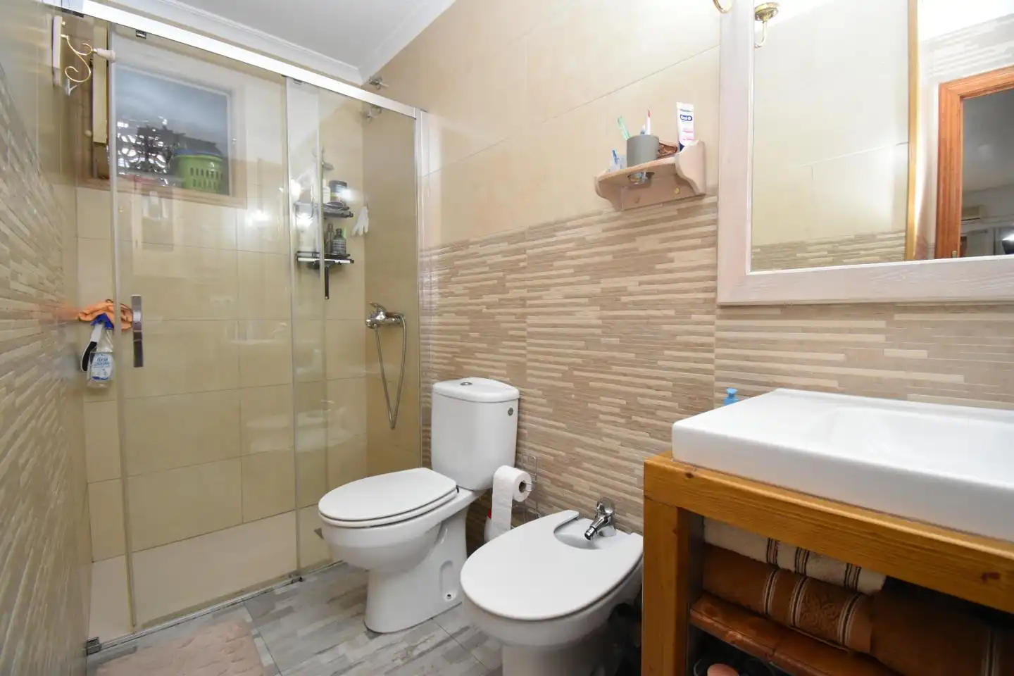 Badezimmer von Erdgeschoss zum Verkauf in Santa Pola mit Klimaanlage, Terrasse und Möbliert