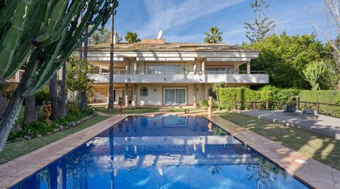 Villa en primera línea de golf con amplios espacios en Río Real, Marbella Este, image 2