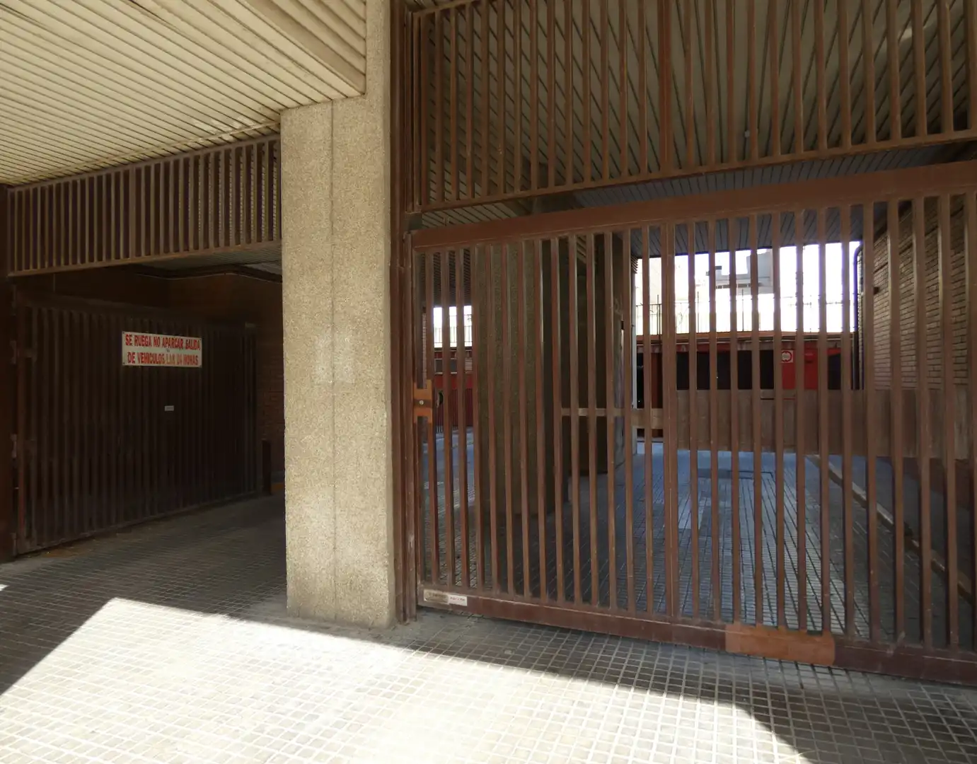 Garatge en venda en Cornellà de Llobregat amb Alarma