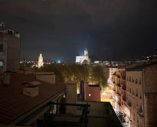 Vista exterior de Àtic en venda en Girona Capital amb Calefacció, Parquet i Terrassa