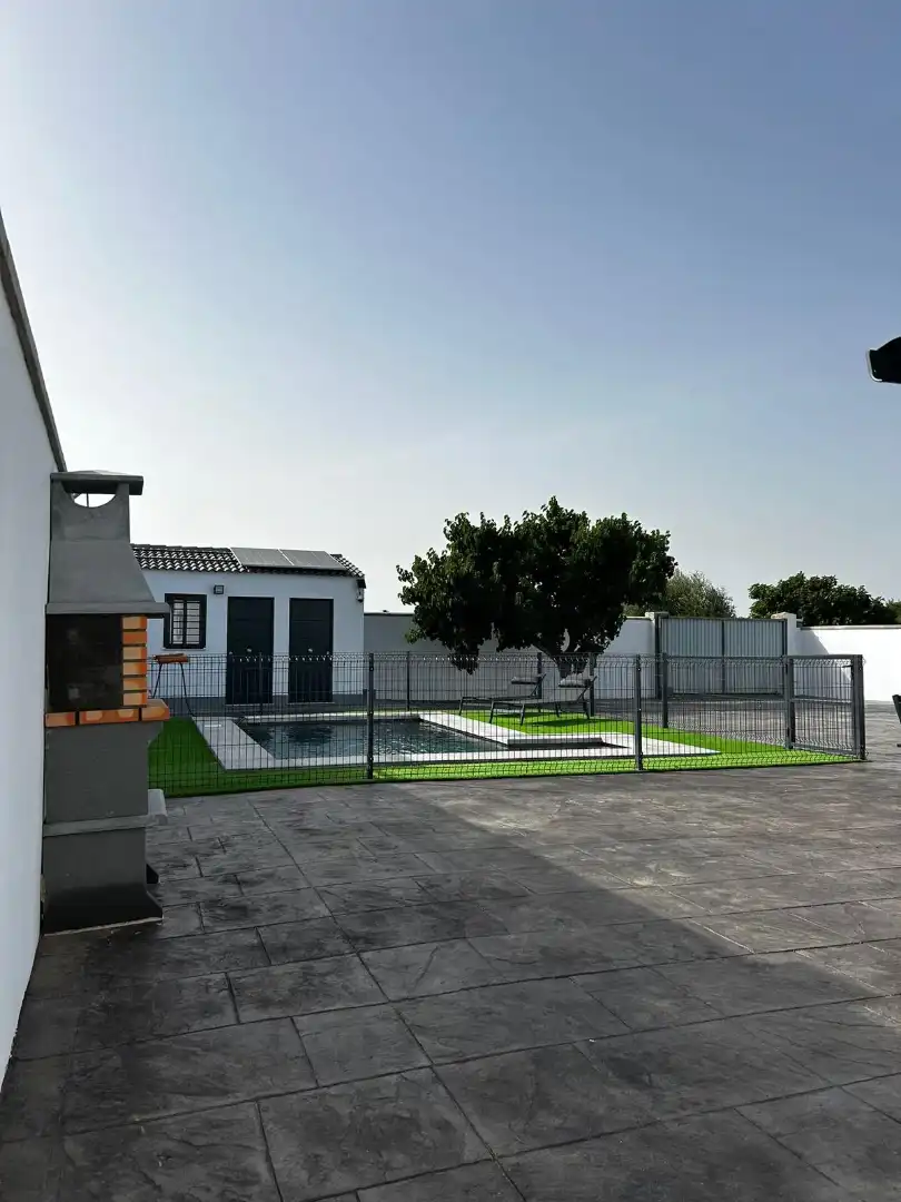 Piscina de Casa o xalet en venda en Chiclana de la Frontera amb Calefacció, Jardí privat i Traster