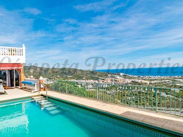 Chalet con balcón en venta en Torrox Pueblo