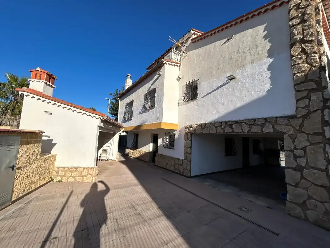 Vista exterior de Casa o xalet en venda en Gandia amb Aire condicionat, Jardí privat i Terrassa