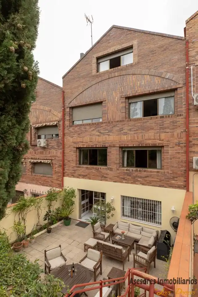 Außenansicht von Einfamilien-Reihenhaus zum Verkauf in Madrid mit Klimaanlage, Heizung und Privatgarten
