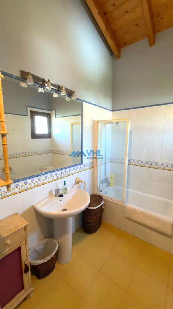 Bany de Casa o xalet en venda en Castro-Urdiales amb Calefacció, Jardí privat i Traster