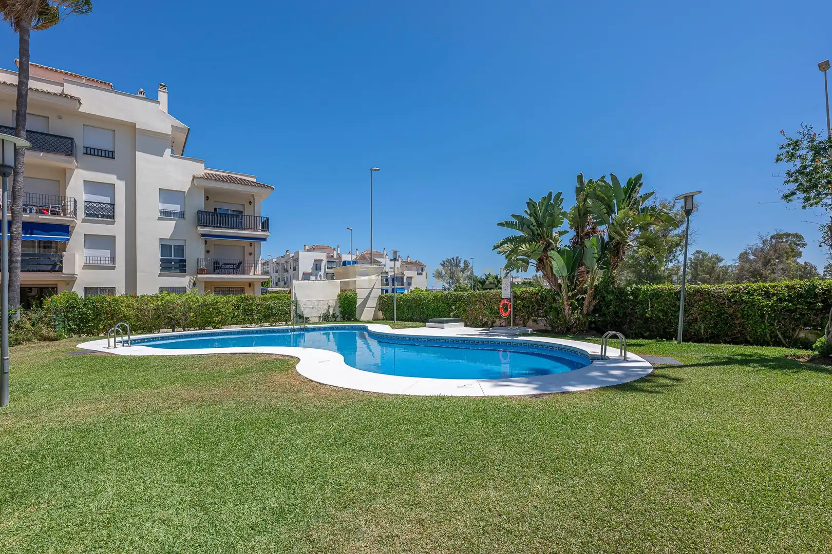 Piscina de Apartamento en venta en Marbella con Aire acondicionado, Trastero y Lavadora