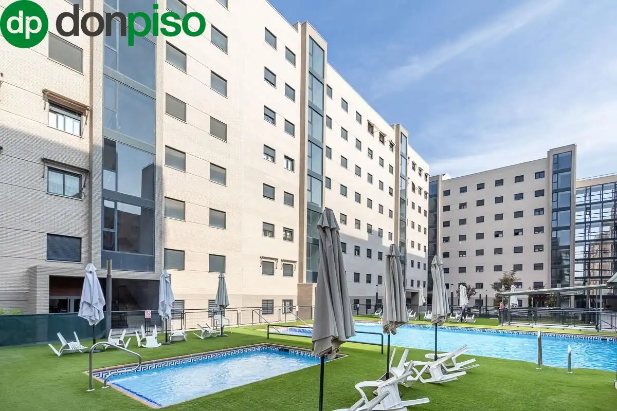 Piscina de Pis en venda en Granada amb Calefacció, Terrassa i Traster