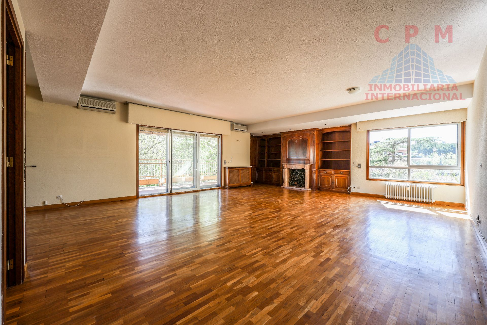 Living room of Flat to rent in  Madrid Capital  with Air Conditioner, Heating and Parquet flooring