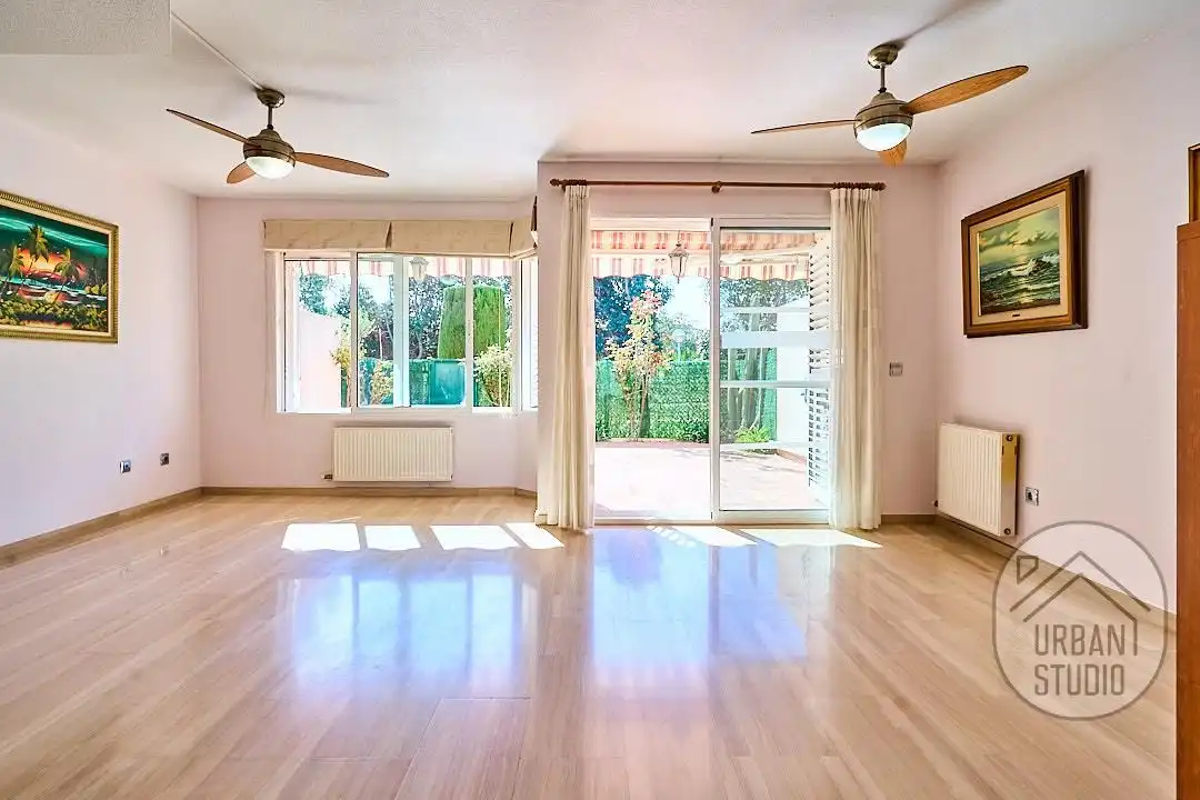 Sala d'estar de Casa o xalet en venda en Alicante / Alacant amb Aire condicionat, Calefacció i Terrassa
