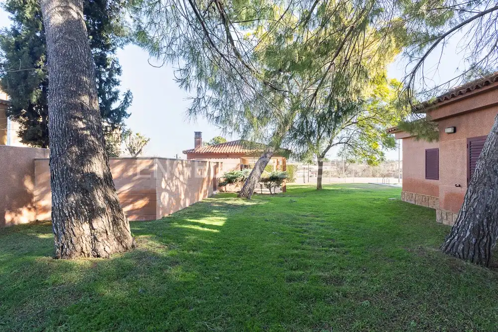 Garden of Houses for sale in La Pobla de Vallbona  with Air Conditioner, Heating and Private garden