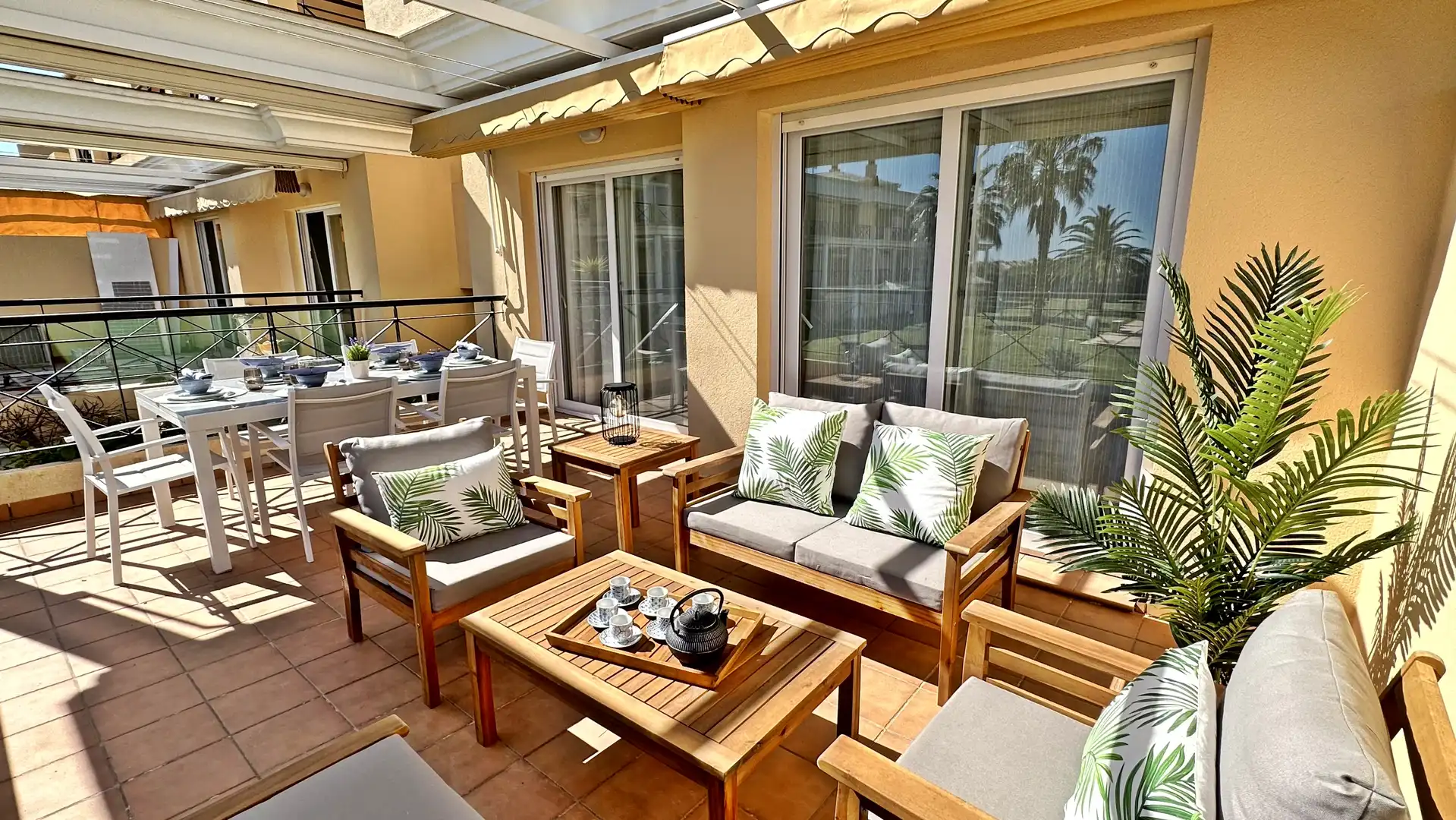 Terrasse von Wohnungen zur Miete in Oliva mit Klimaanlage, Heizung und Privatgarten
