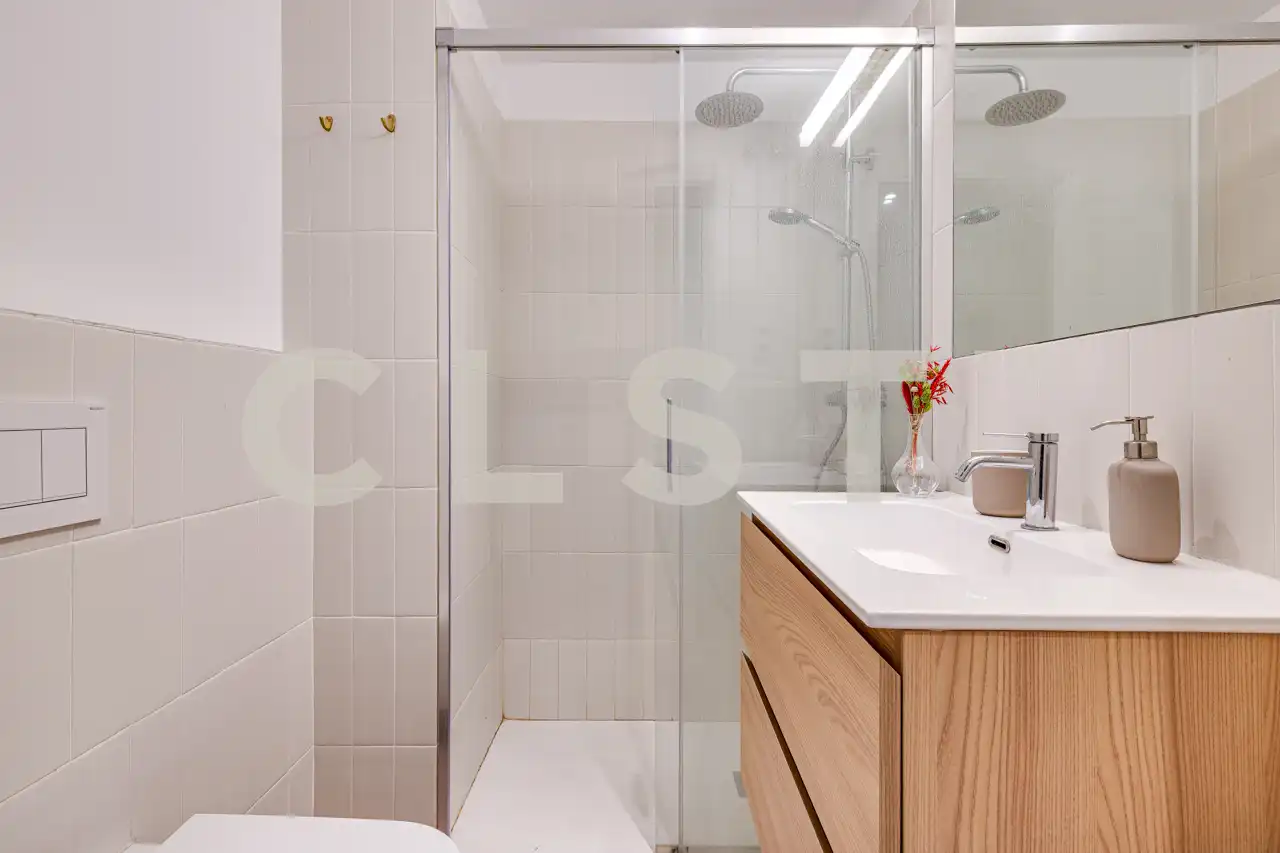 Baño de Apartamento en venta en Barcelona con Aire acondicionado, Calefacción y Parquet