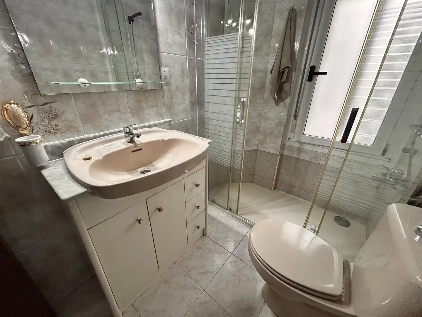 Baño de Piso para compartir en Gijón  con Parquet, Trastero y Amueblado