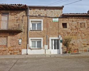 Vista exterior de Casa o xalet en venda en Salas de los Infantes amb Calefacció i Traster
