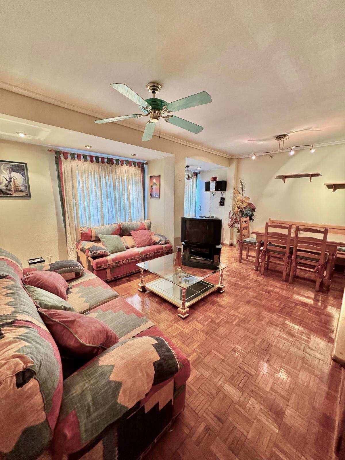 Sala d'estar de Pis de lloguer en  Zaragoza Capital amb Moblat