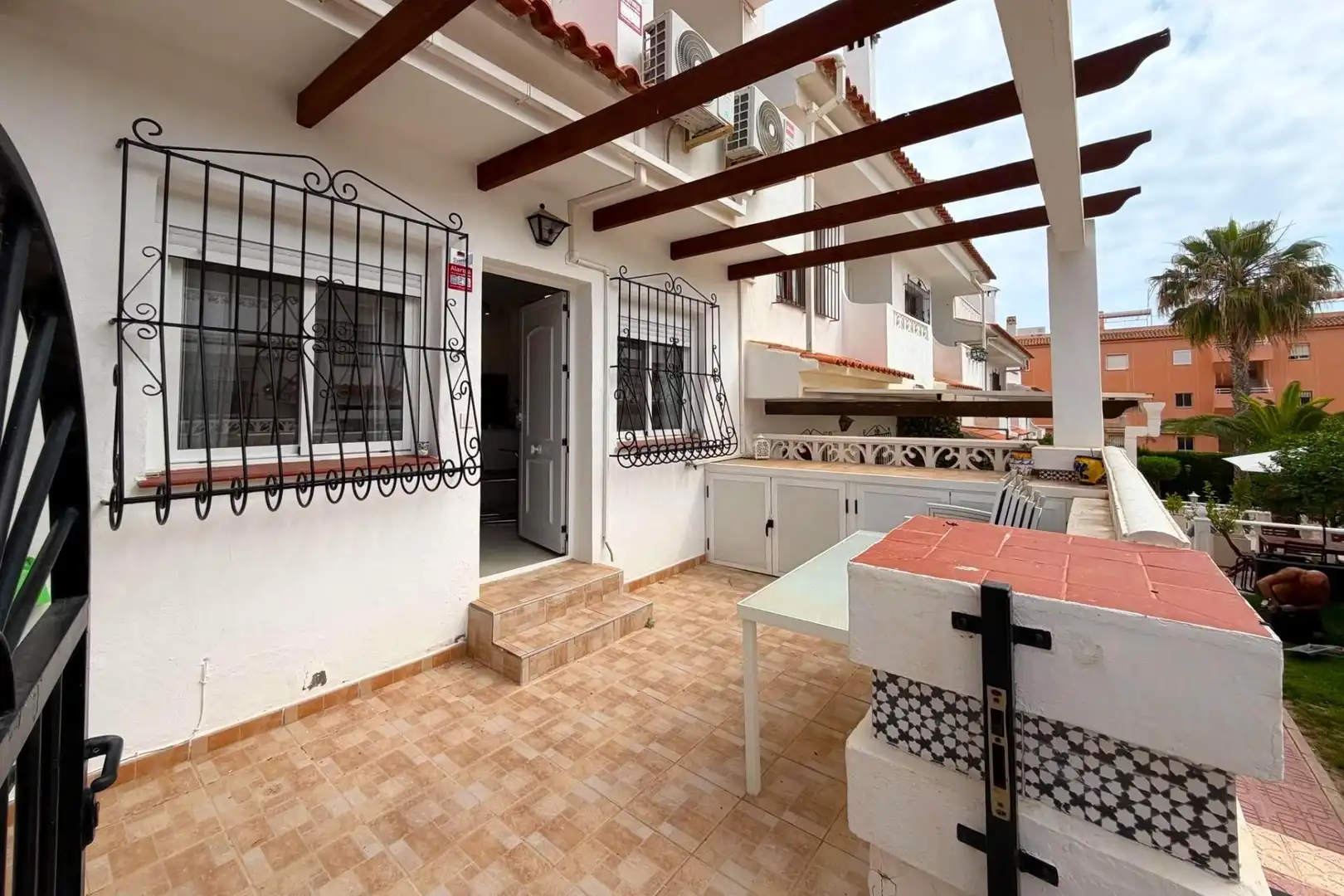 Terrasse von Einfamilien-Reihenhaus zum Verkauf in Torrevieja mit Klimaanlage, Heizung und Terrasse