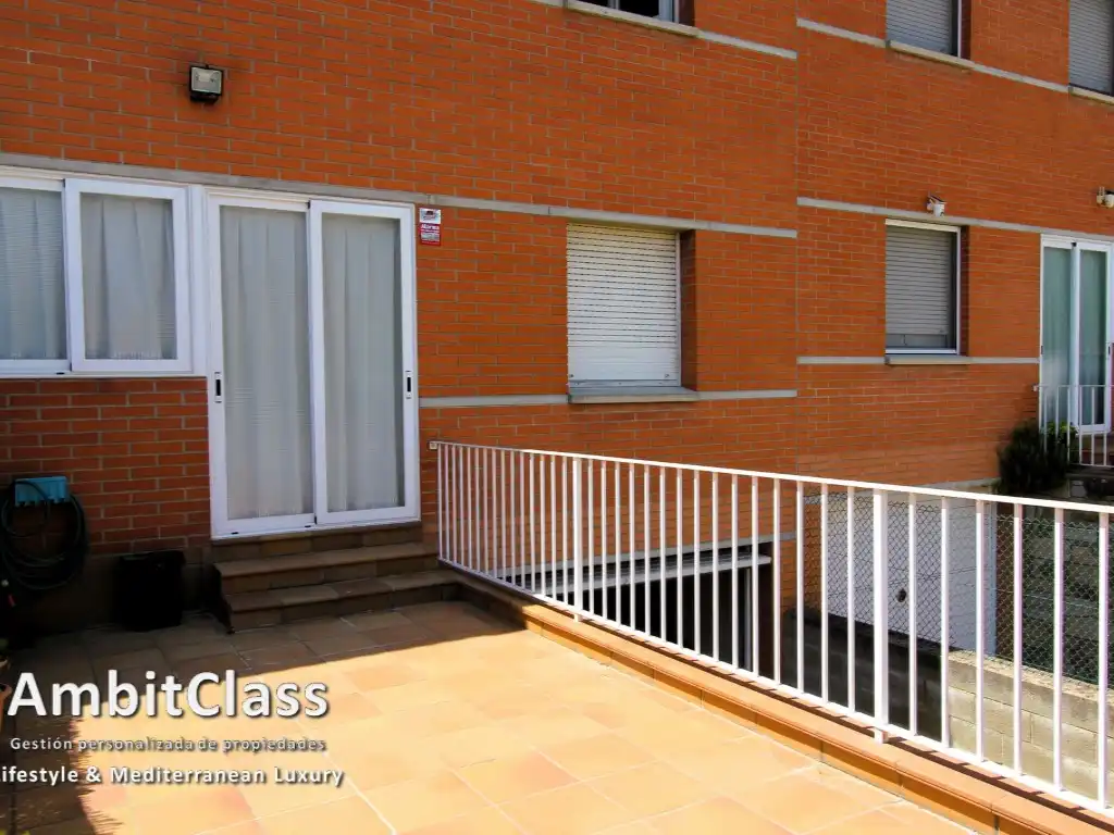 Vista exterior de Casa adosada en venda en Centelles amb Calefacció, Jardí privat i Terrassa