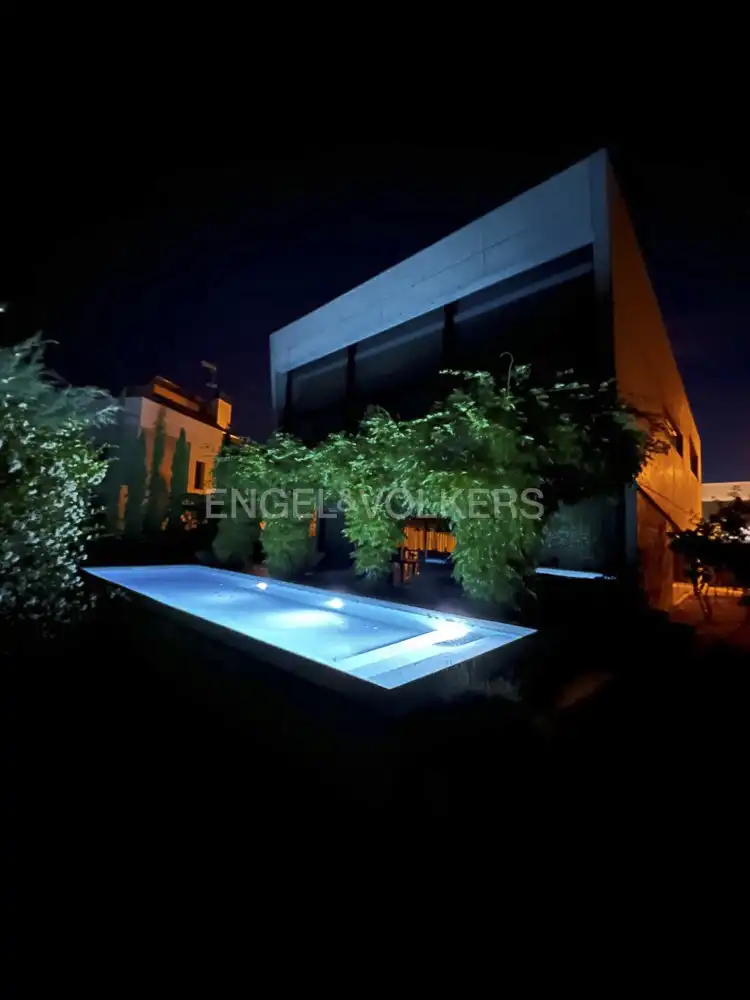 Swimming pool of Houses for sale in Pozuelo de Alarcón  with Air Conditioner, Heating and Private garden