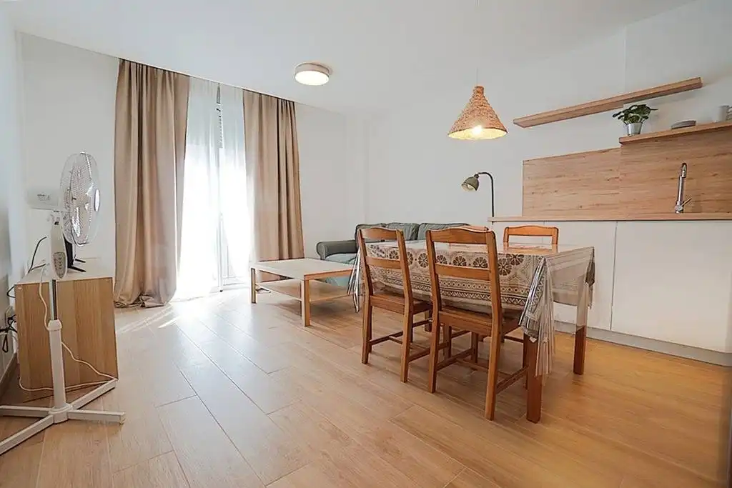 Sala d'estar de Estudi en venda en Las Palmas de Gran Canaria amb Traster, Moblat i Balcó