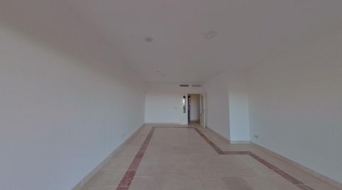 Foto 5 de Piso en venta en C/ Pico Alcazaba, Benatalaya, Estepona