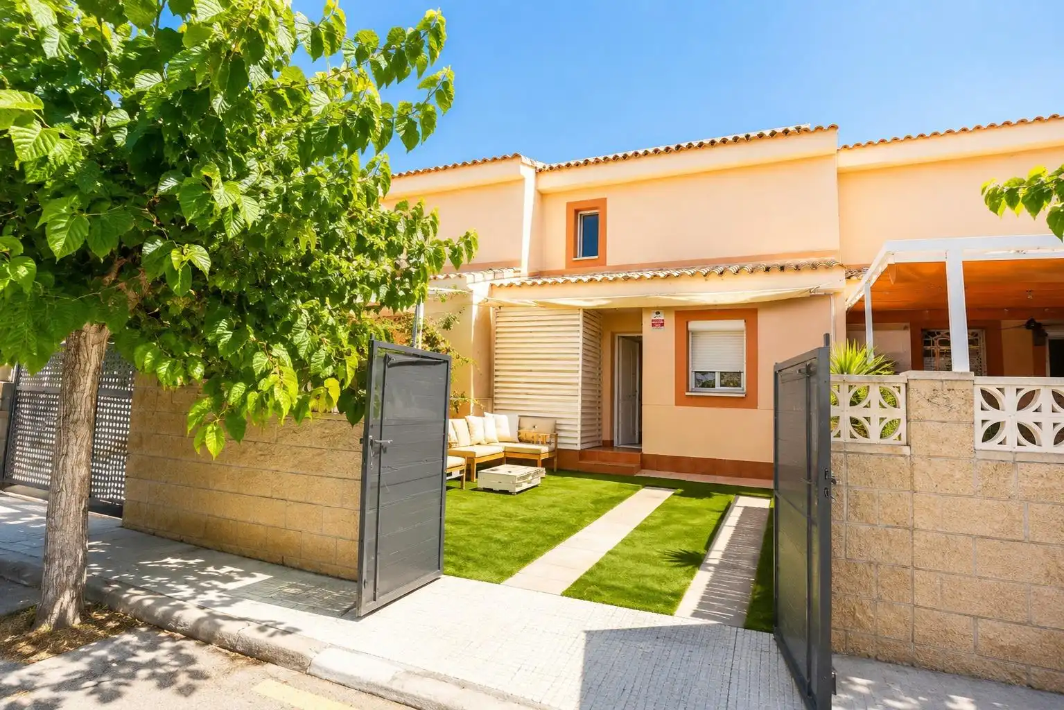 Vista exterior de Casa o xalet en venda en Mont-roig del Camp amb Jardí privat, Terrassa i Piscina comunitària