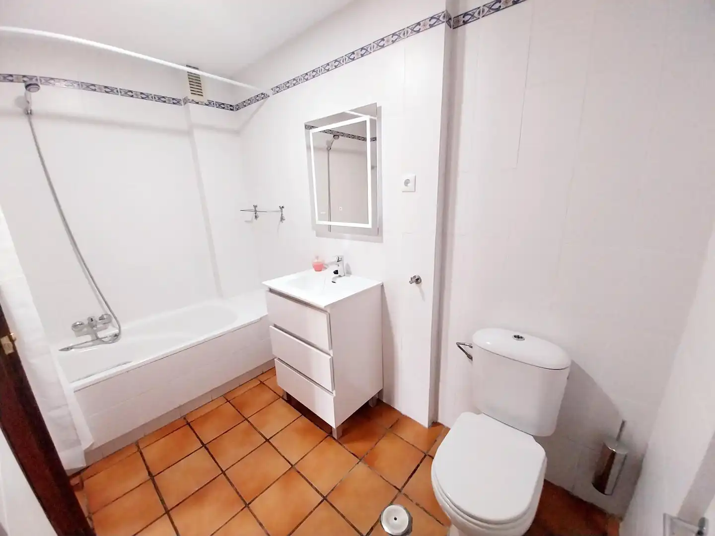 Bany de Apartament de lloguer en Mijas amb Jardí privat, Terrassa i Balcó