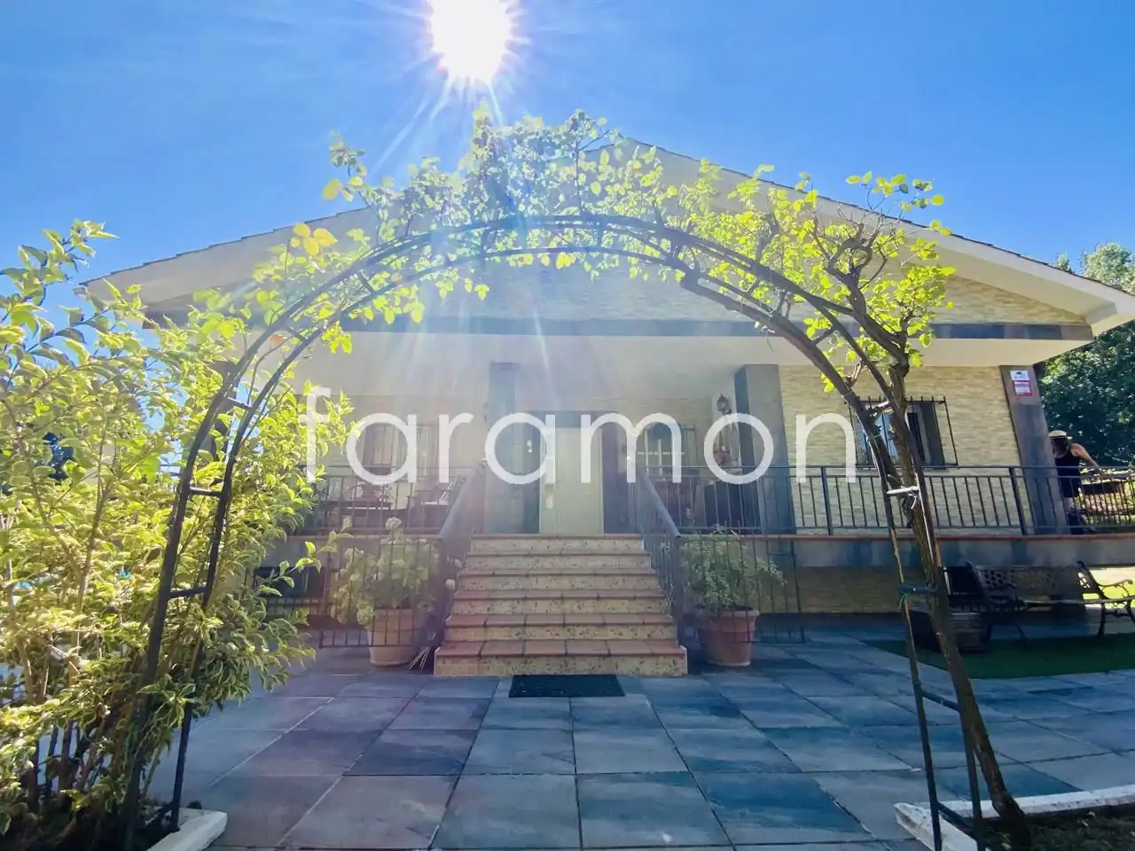 Vista exterior de Casa o chalet en venta en Carracedelo con Calefacción, Jardín privado y Terraza