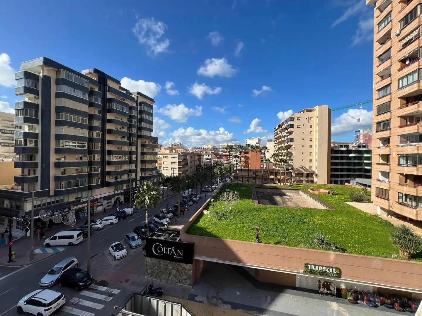 Außenansicht von Wohnungen zur Miete in Fuengirola mit Klimaanlage, Terrasse und Gemeinschaftspool