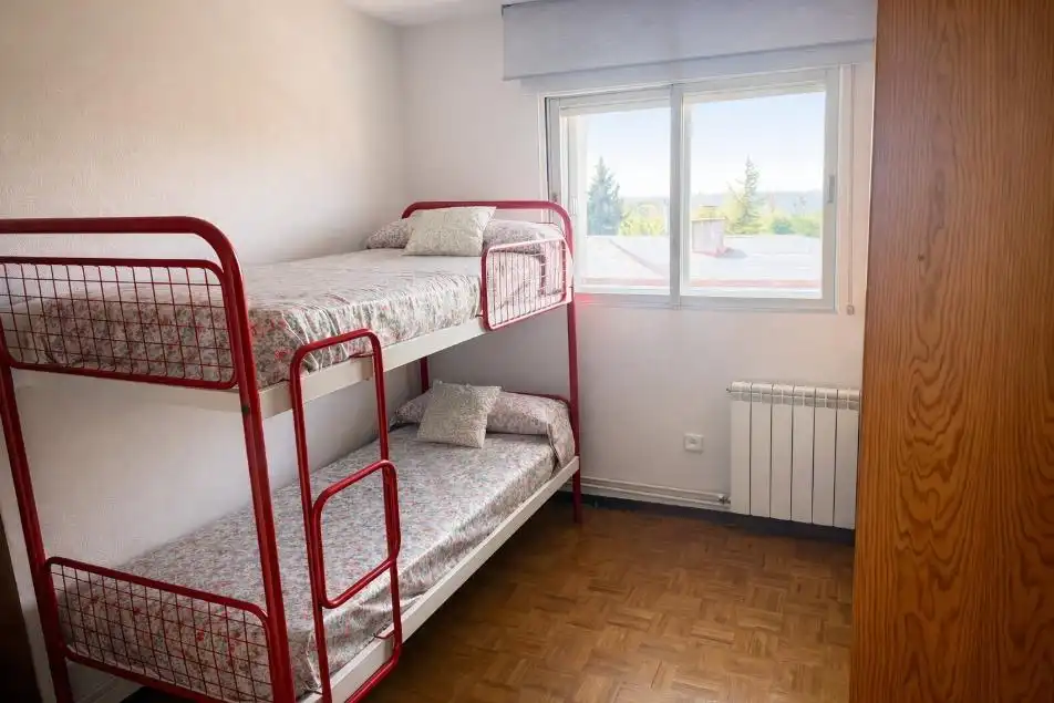 Dormitori de Pis en venda en Las Navas del Marqués  amb Calefacció, Terrassa i Traster