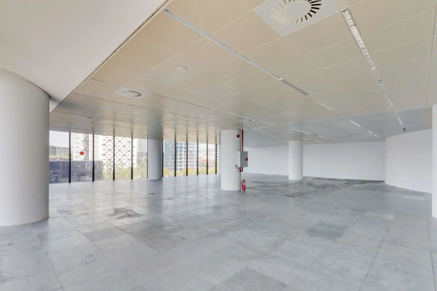 Büro zur Miete in L'Hospitalet de Llobregat mit Klimaanlage und Heizung