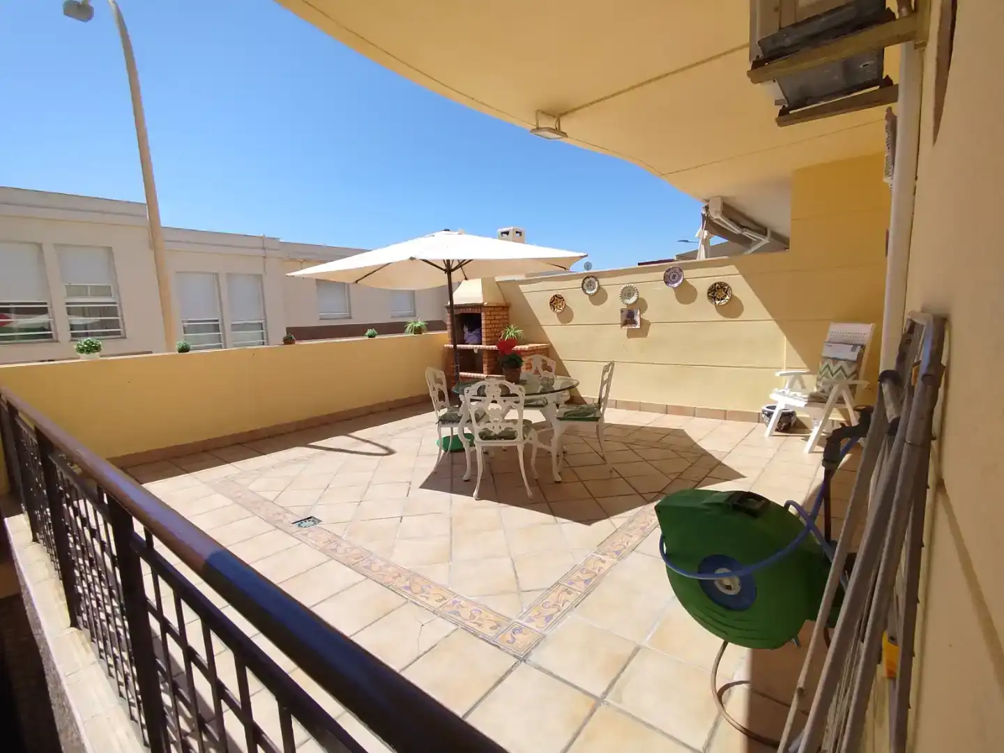 Terrassa de Casa o xalet en venda en  Melilla Capital amb Aire condicionat, Piscina i Balcó