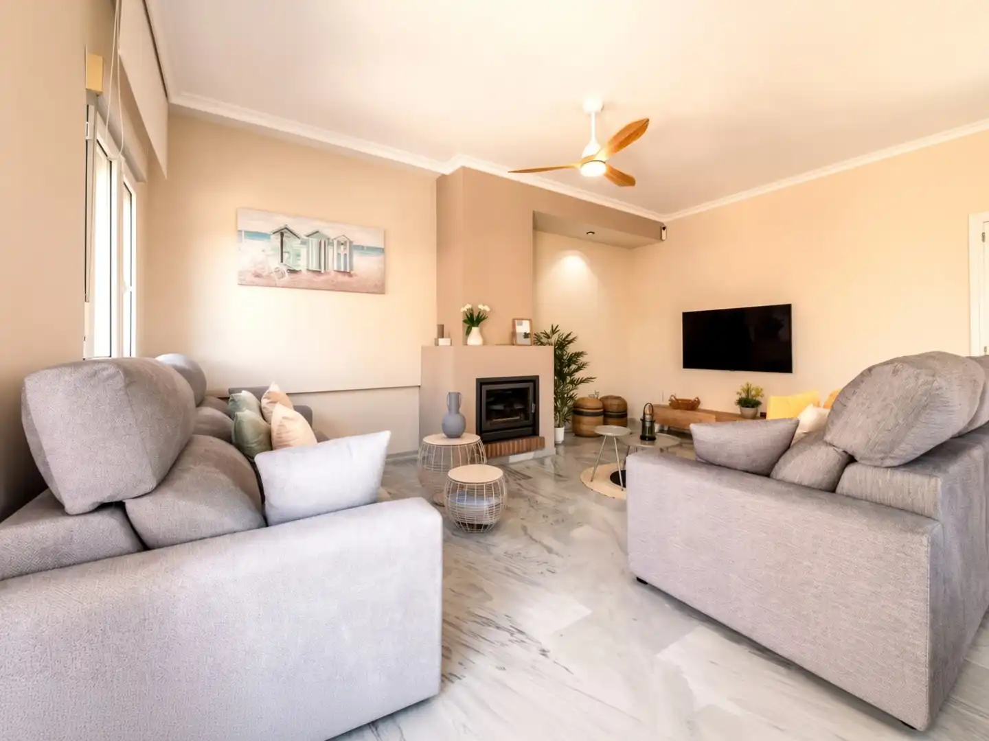Sala d'estar de Casa adosada en venda en Marbella amb Aire condicionat, Jardí privat i Terrassa