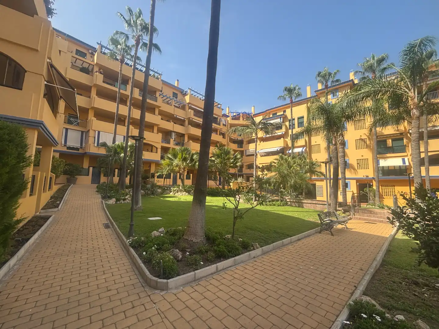 Vista exterior de Piso en venta en Marbella con Aire acondicionado, Terraza y Amueblado