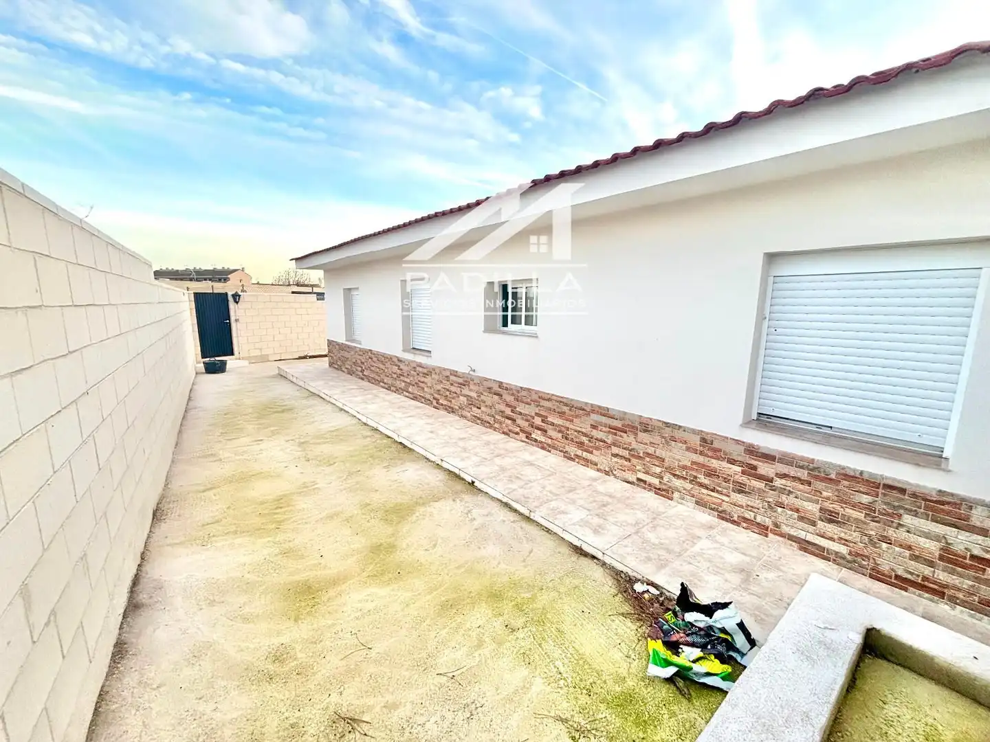 Vista exterior de Casa adosada en venta en El Viso de San Juan con Calefacción