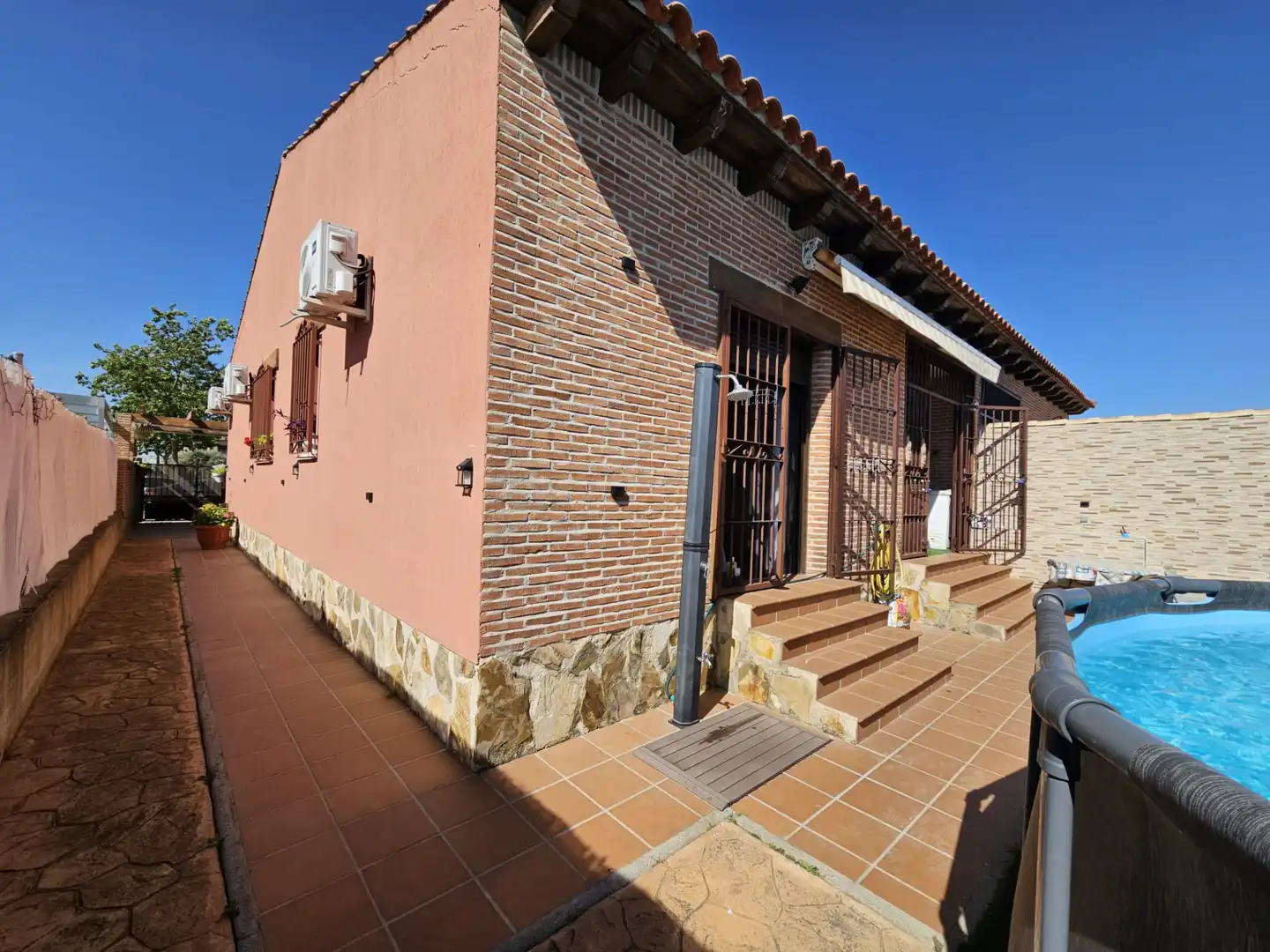 Vista exterior de Casa o xalet en venda en Cedillo del Condado amb Aire condicionat, Calefacció i Jardí privat