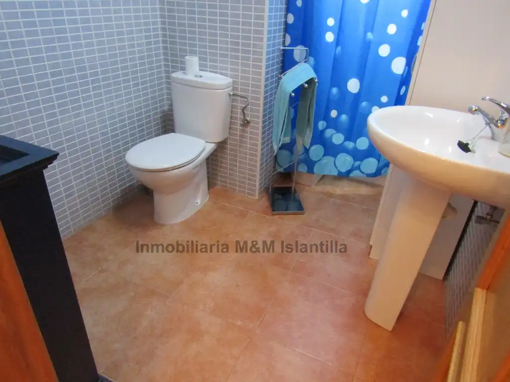 Baño de Piso en venta en Isla Cristina con Aire acondicionado, Terraza y Amueblado