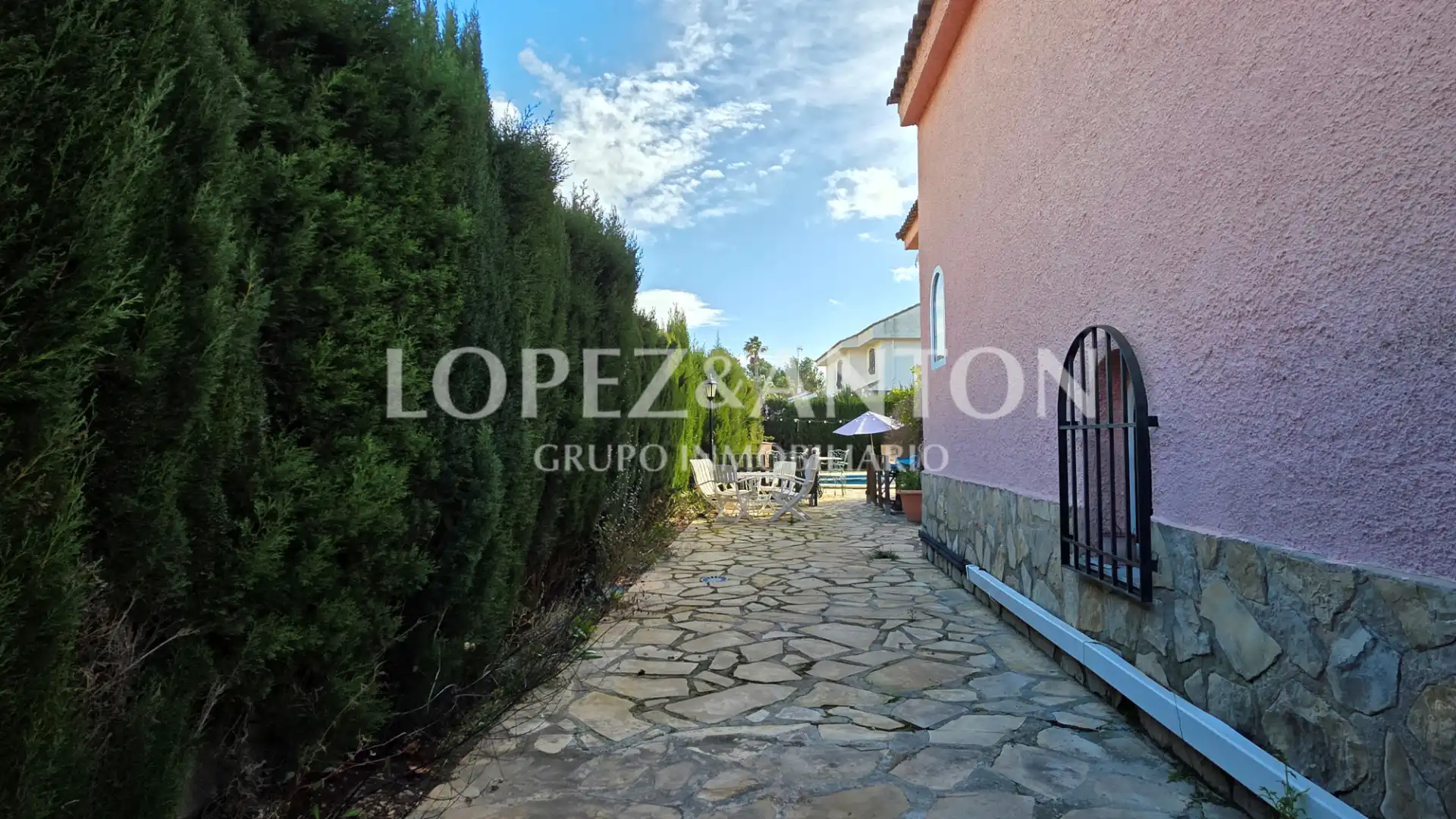 Vista exterior de Casa o chalet en venta en L'Eliana con Calefacción, Jardín privado y Parquet