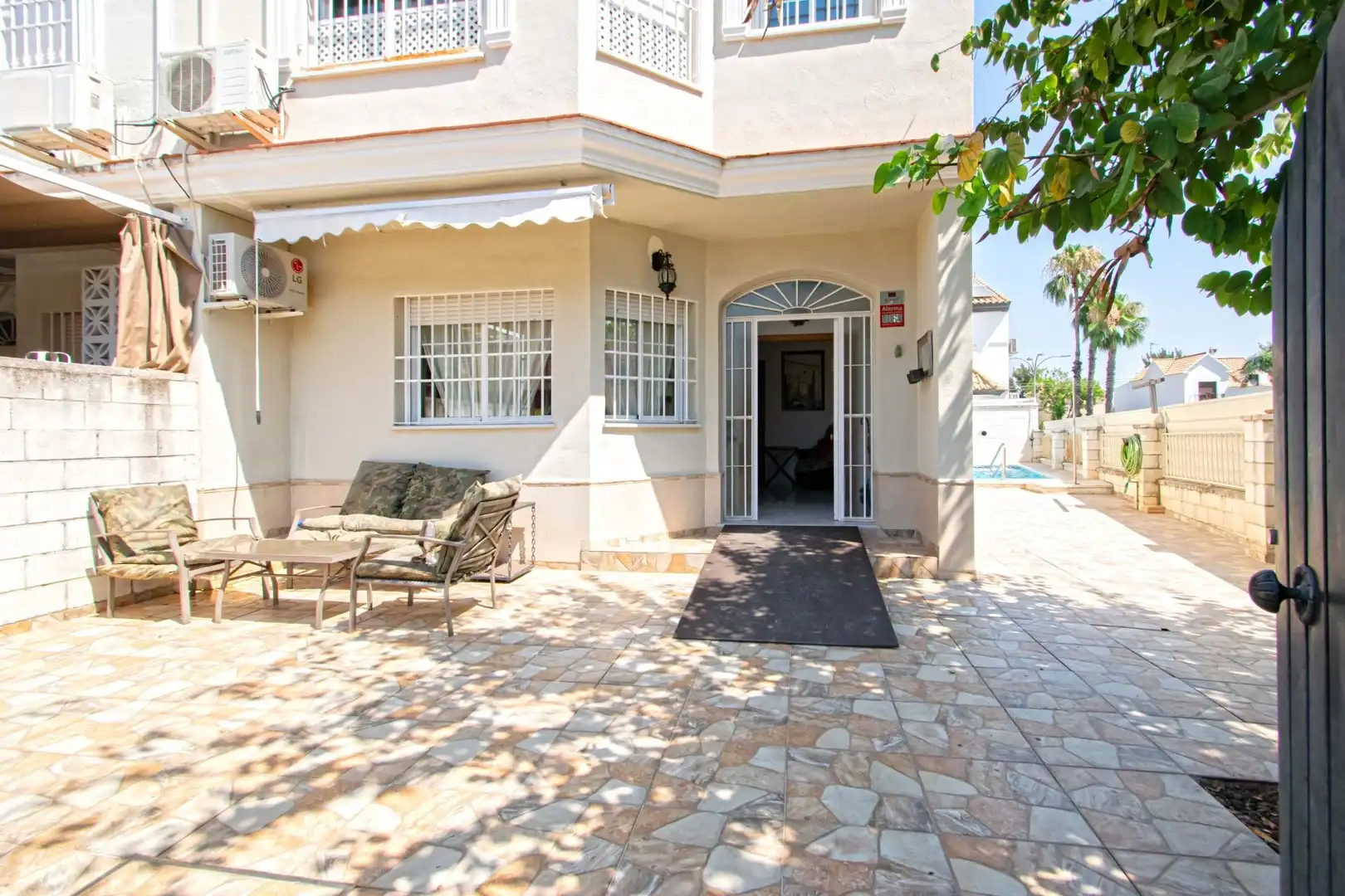 Vista exterior de Casa adosada en venda en Espartinas amb Aire condicionat, Jardí privat i Traster