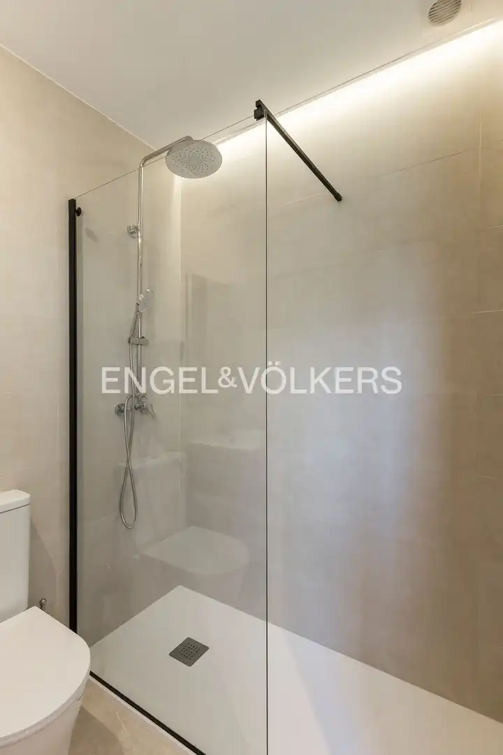 Baño de Apartamento de alquiler en Madrid con Aire acondicionado, Calefacción y Parquet