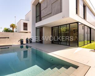 Vista exterior de Casa o xalet en venda en Castellón de la Plana / Castelló de la Plana amb Aire condicionat, Piscina i Balcó