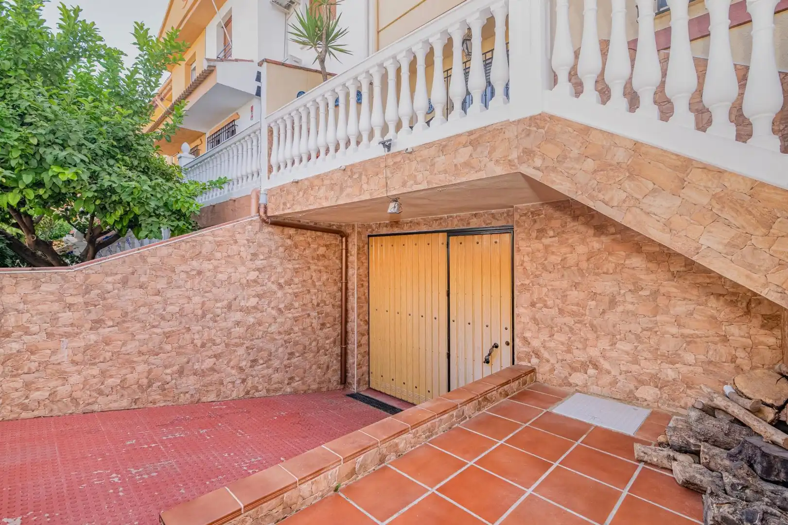 Vista exterior de Casa adosada en venda en Las Gabias amb Aire condicionat, Terrassa i Moblat