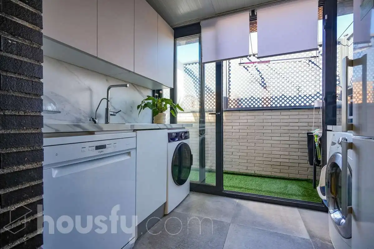 Vista exterior de Ático en venta en Madrid con Terraza, Trastero y Piscina comunitaria