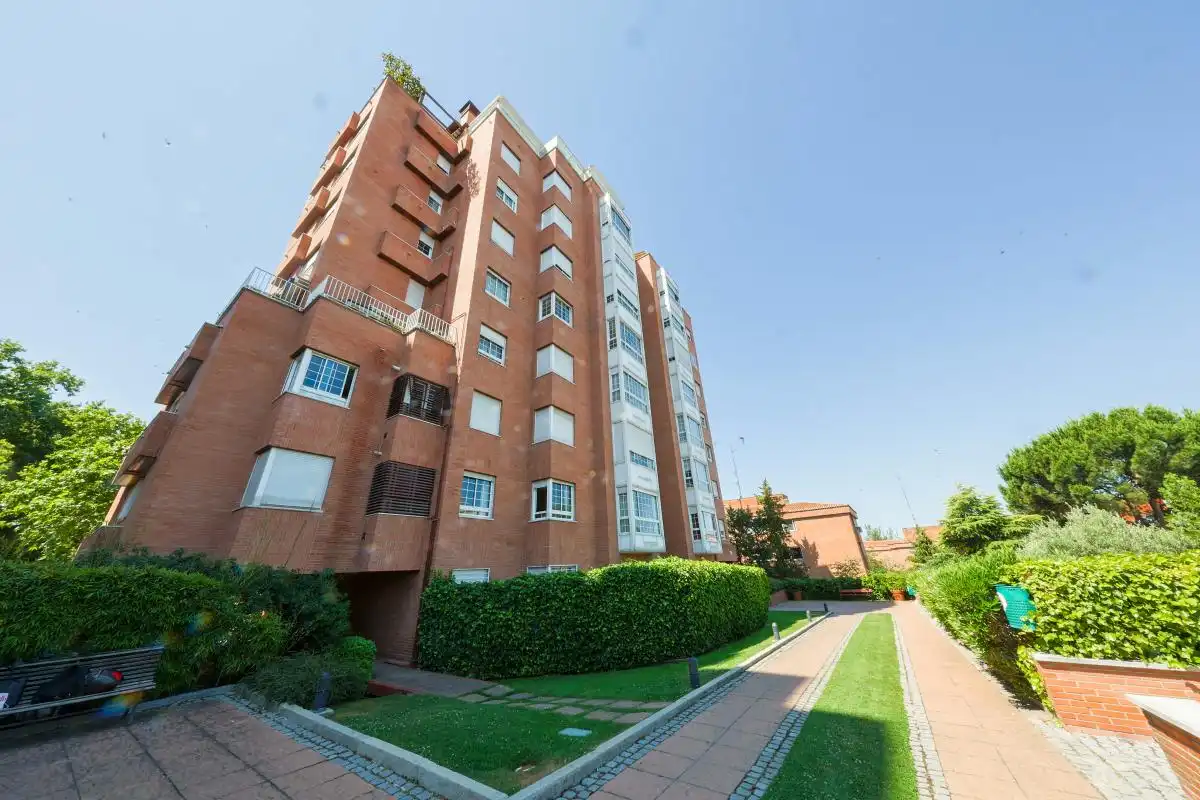 Vista exterior de Àtic de lloguer en Madrid amb Aire condicionat, Calefacció i Jardí privat