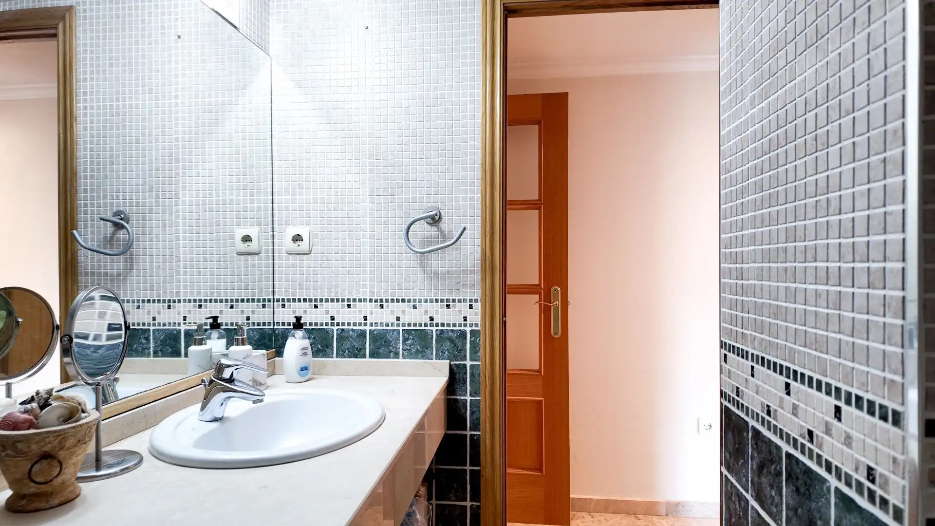 Bathroom of Flat for rent in Valencia  with Air Conditioner, Heating and Terrace