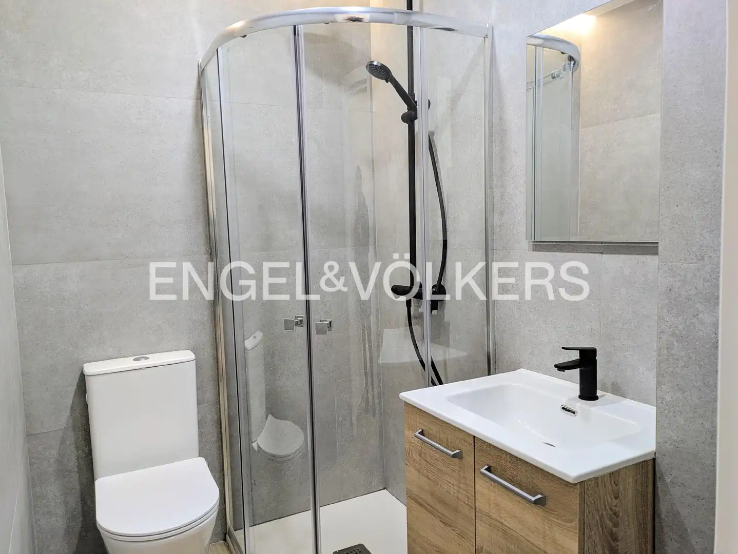 Bathroom of Flat for sale in Barcelona  with Air Conditioner and Heating